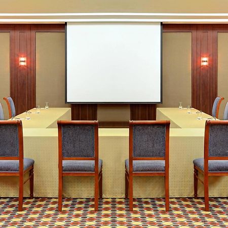 Sheraton Jeddah Hotel - Saudi Brothers Commercial Company Branch Экстерьер фото A projection screen in a meeting room